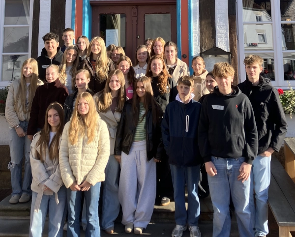 Schülergruppe vor der Alten Posthalterei in Lingen